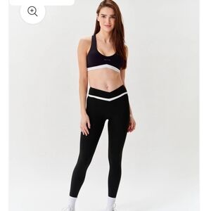 Revyve Black/White Scoop Bra & Matching Leggings